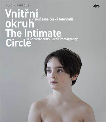 Vnitřní okruh v současné české fotografii = The intimate circle in contemporary Czech photography : [Galerie hlavního města Prahy, Městská knihovna, Praha, 15.5-18.8.2013 / koncept, výběr fotografií, text, redakce] Vladimír Birgus